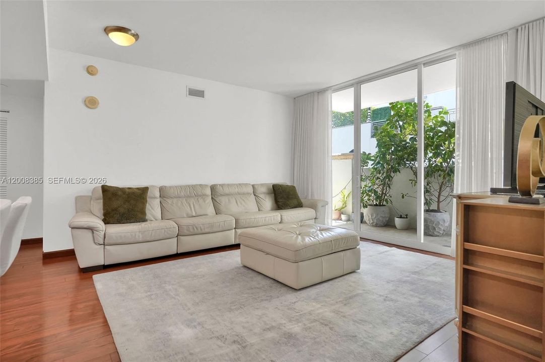 For Sale: $609,999 (2 beds, 2 baths, 970 Square Feet)
