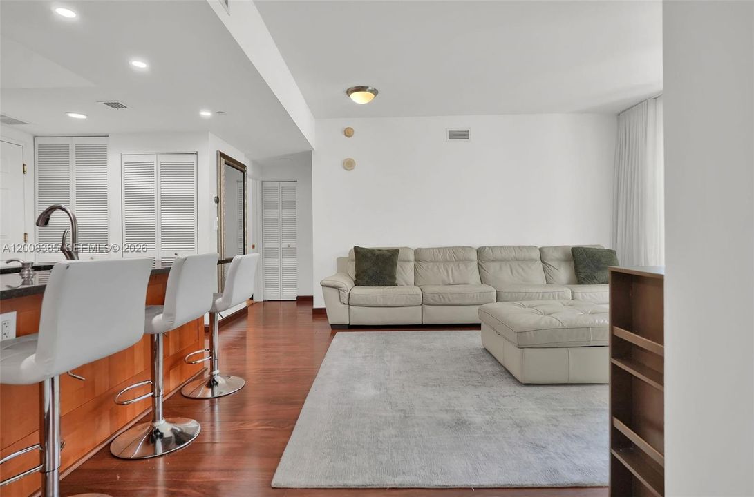 For Sale: $609,999 (2 beds, 2 baths, 970 Square Feet)