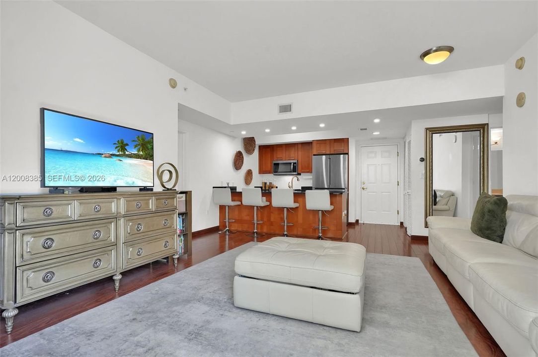 For Sale: $609,999 (2 beds, 2 baths, 970 Square Feet)