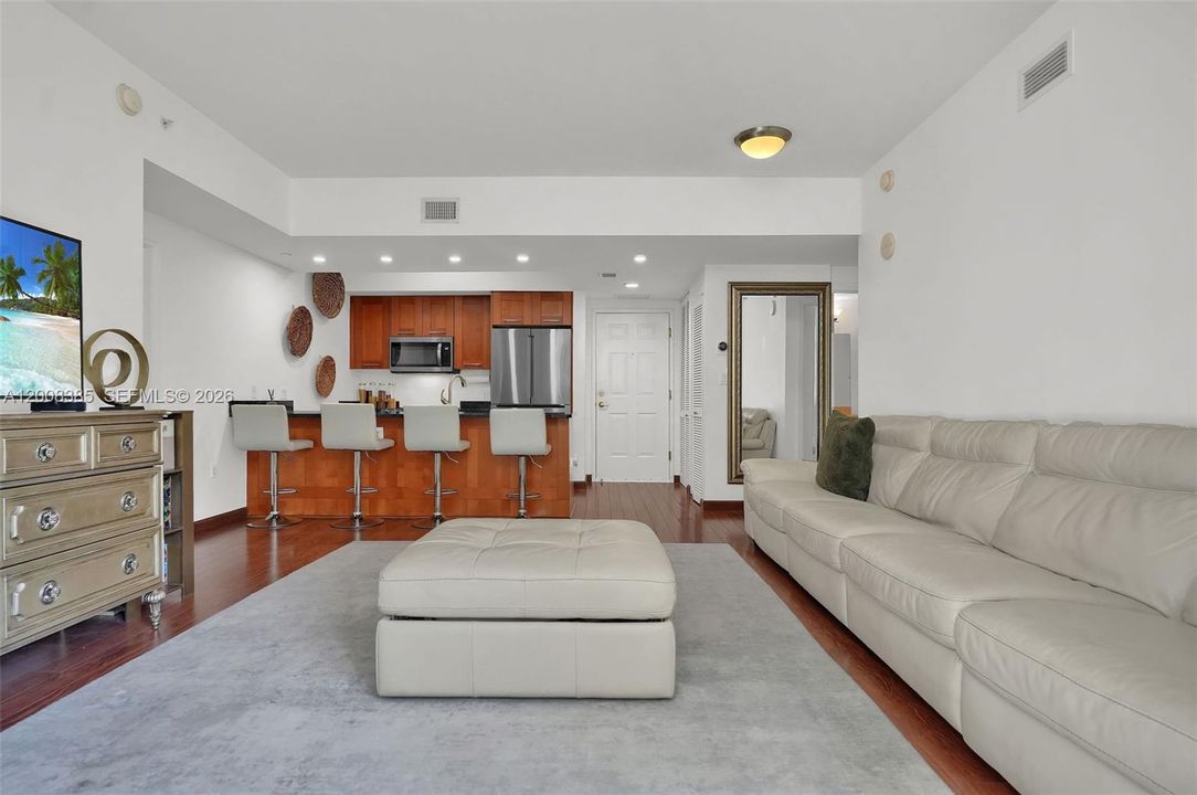 For Sale: $609,999 (2 beds, 2 baths, 970 Square Feet)