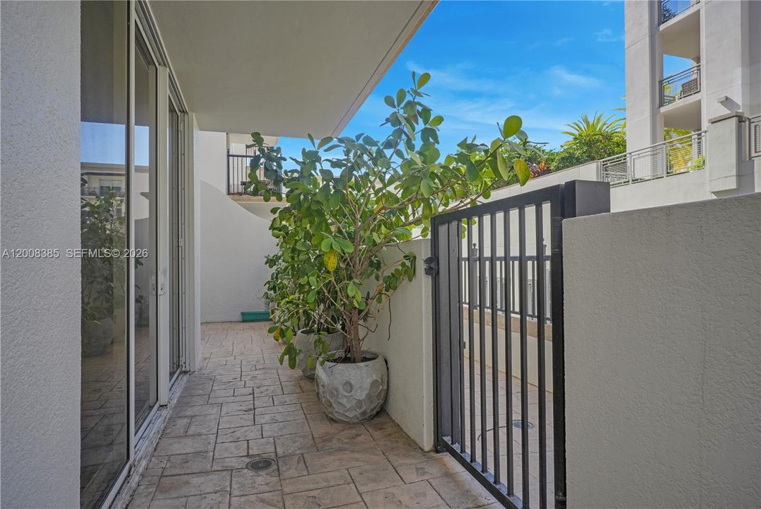 For Sale: $609,999 (2 beds, 2 baths, 970 Square Feet)