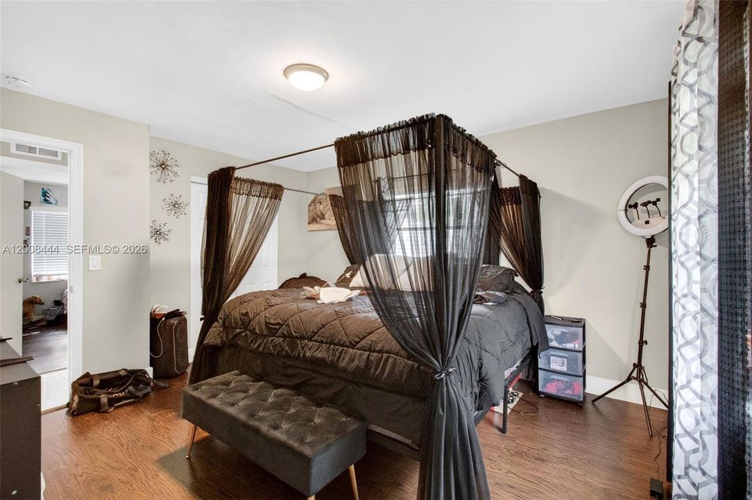 Active With Contract: $4,650 (4 beds, 2 baths, 1369 Square Feet)