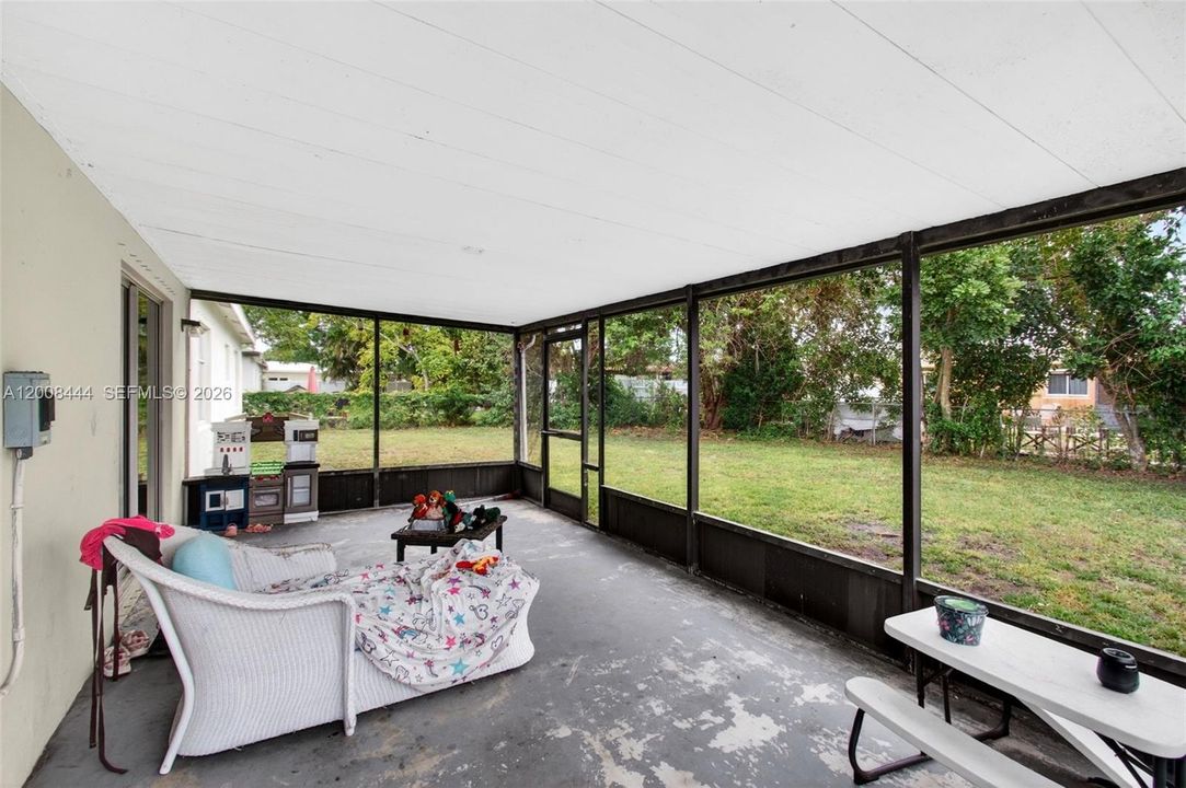 Active With Contract: $4,650 (4 beds, 2 baths, 1369 Square Feet)