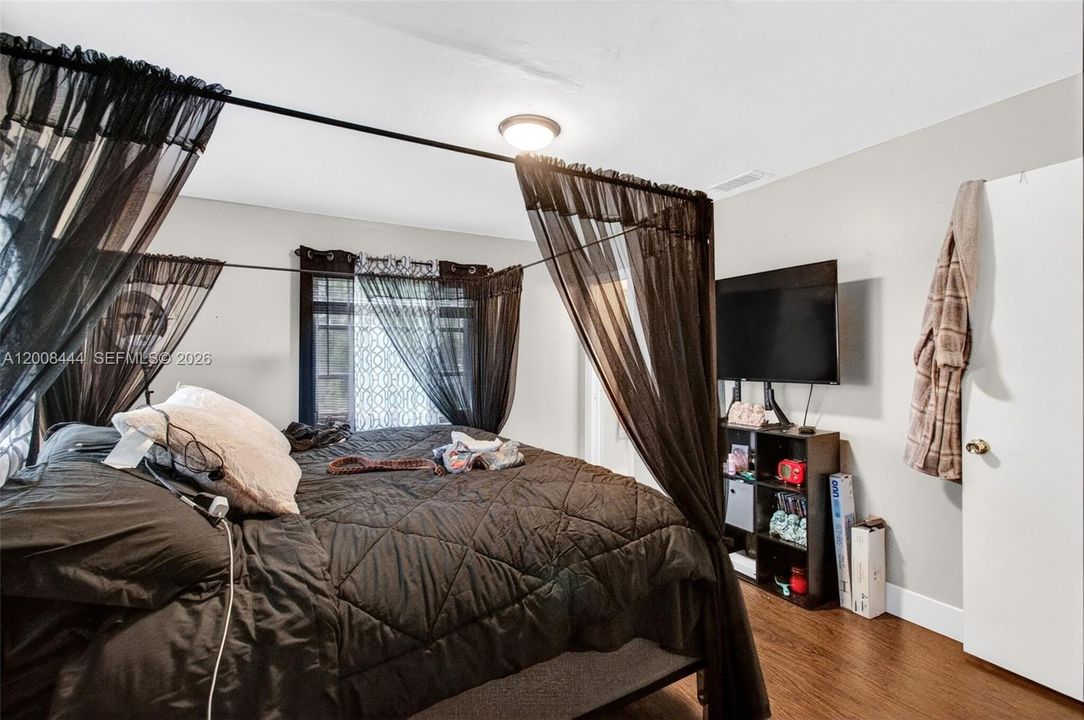 Active With Contract: $4,650 (4 beds, 2 baths, 1369 Square Feet)