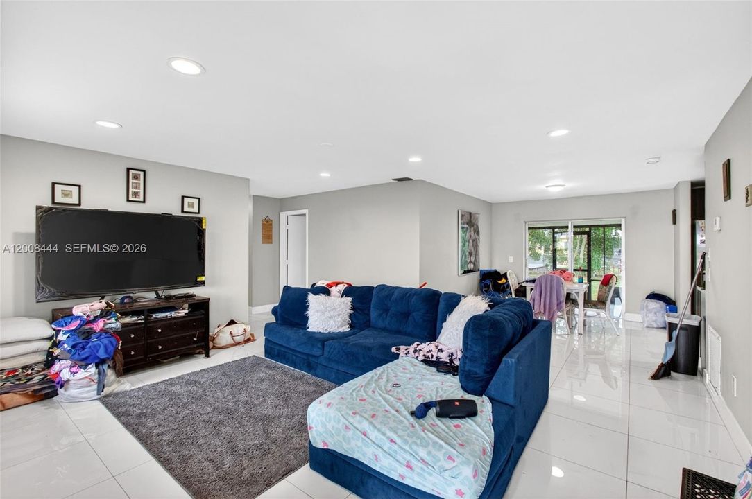 Active With Contract: $4,650 (4 beds, 2 baths, 1369 Square Feet)