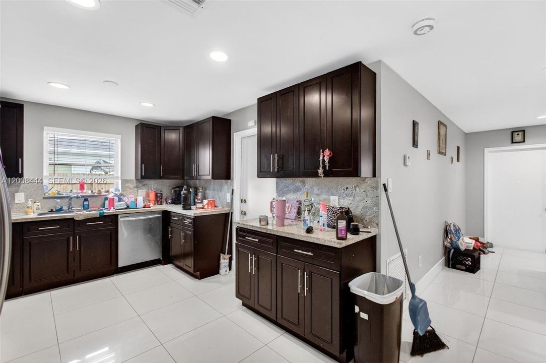 Active With Contract: $4,650 (4 beds, 2 baths, 1369 Square Feet)