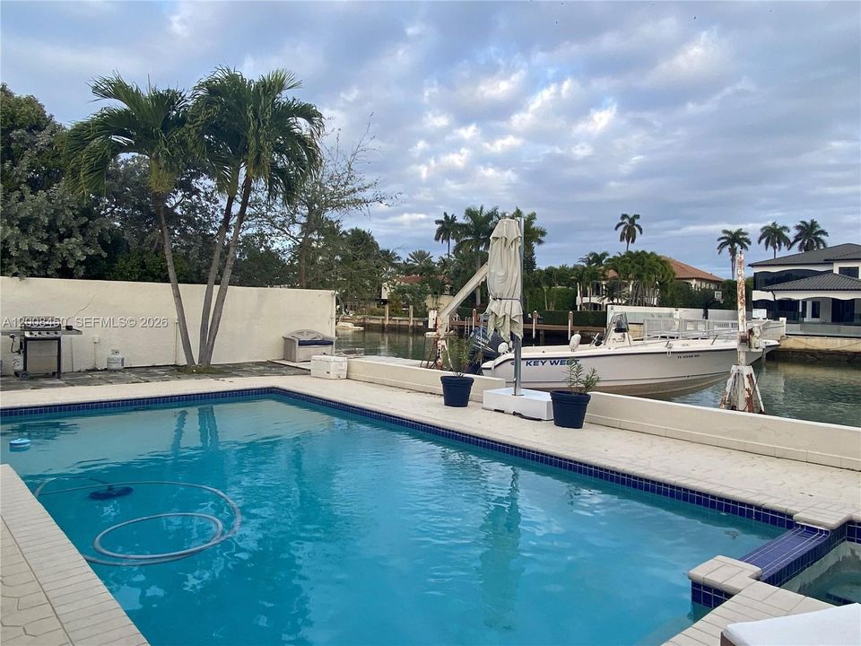 For Sale: $6,250,000 (3 beds, 2 baths, 2104 Square Feet)