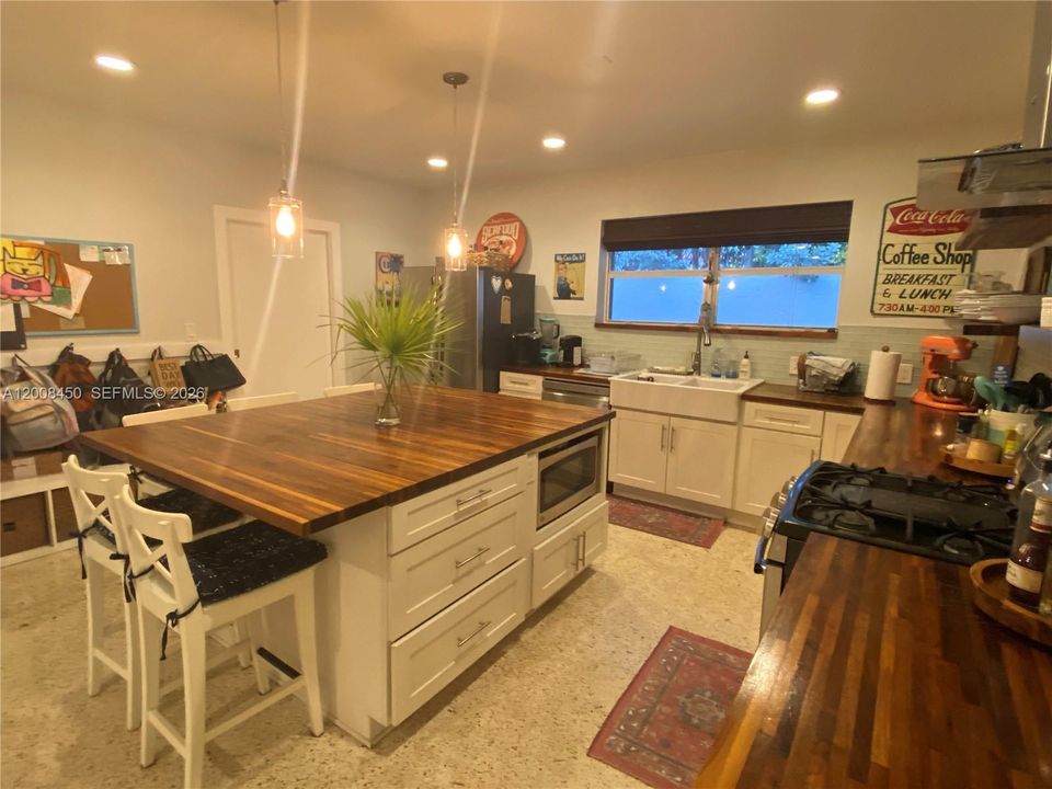 For Sale: $6,250,000 (3 beds, 2 baths, 2104 Square Feet)