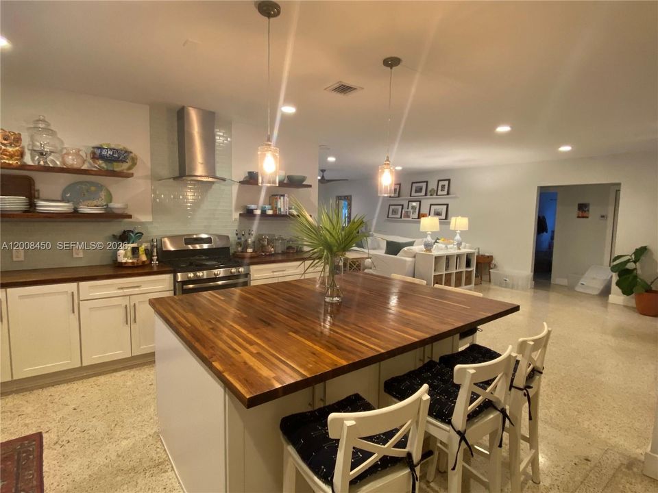 For Sale: $6,250,000 (3 beds, 2 baths, 2104 Square Feet)
