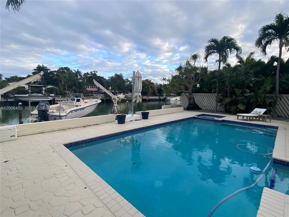For Sale: $6,250,000 (3 beds, 2 baths, 2104 Square Feet)