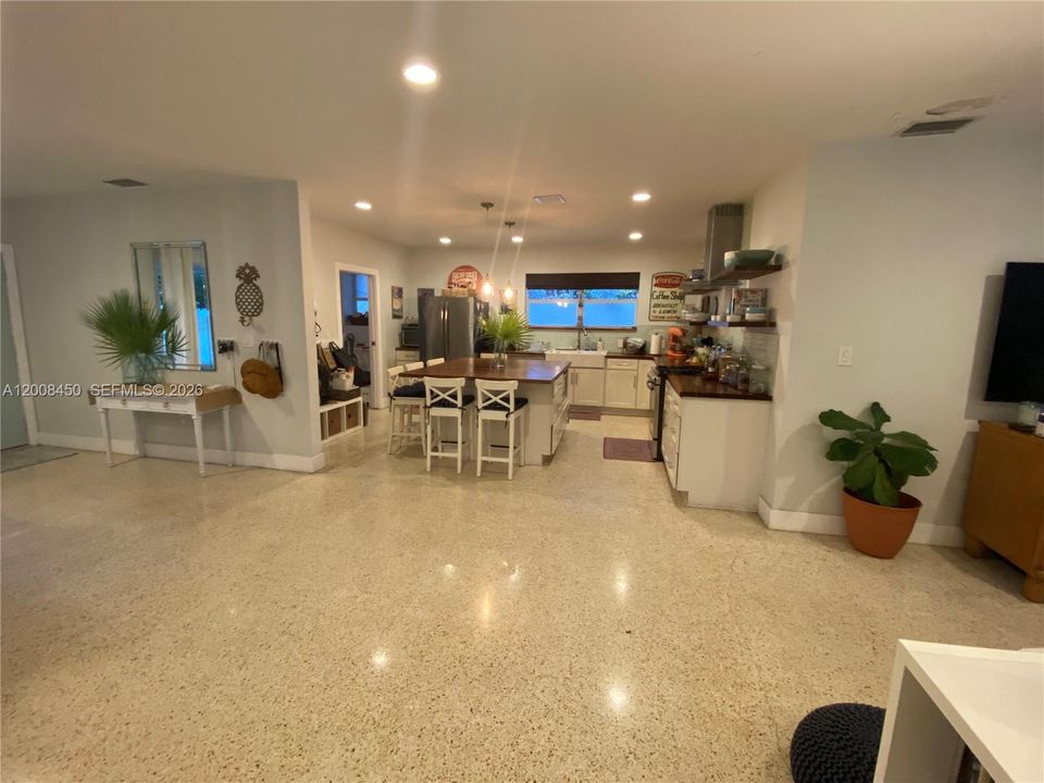 For Sale: $6,250,000 (3 beds, 2 baths, 2104 Square Feet)