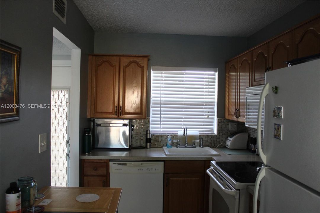For Sale: $115,000 (2 beds, 2 baths, 850 Square Feet)