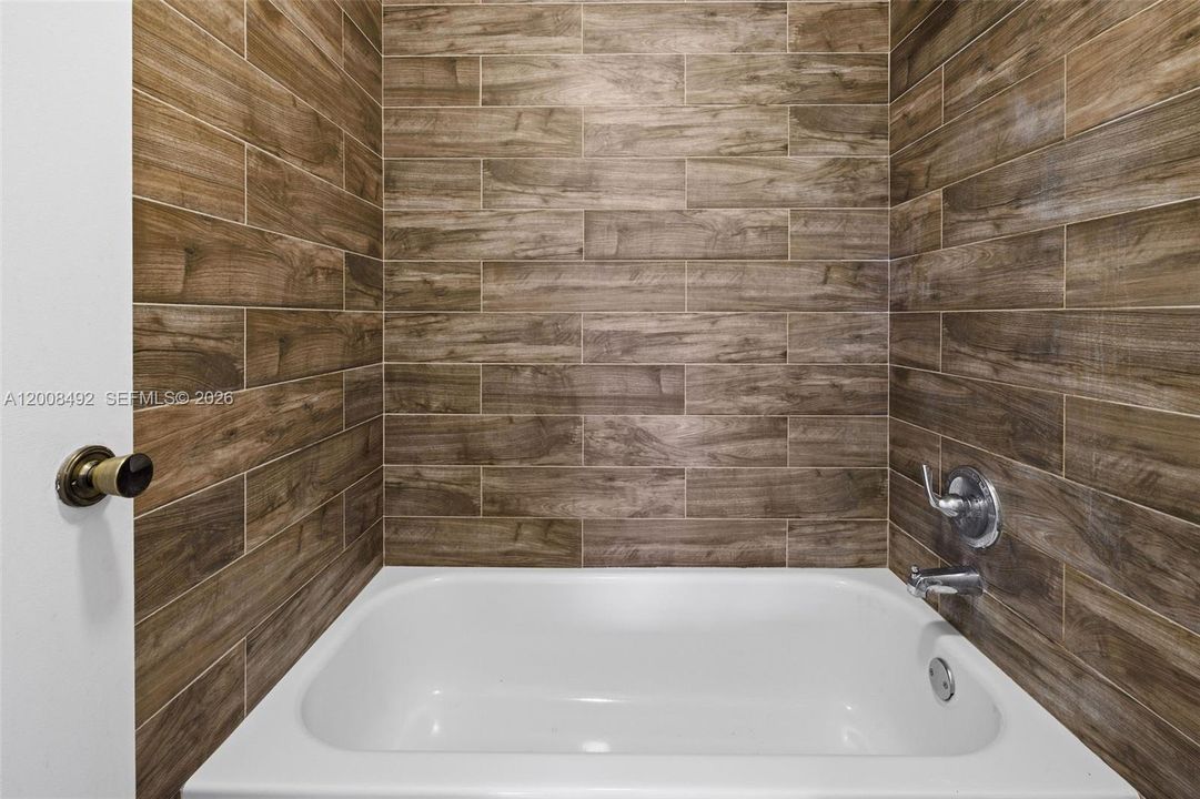 For Sale: $155,000 (2 beds, 2 baths, 1054 Square Feet)