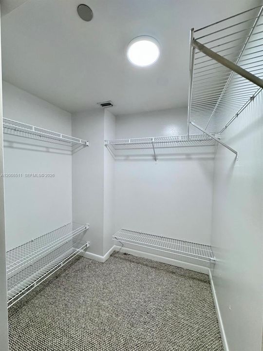 Activo con contrato: $2,000 (1 camas, 2 baños, 1065 Pies cuadrados)
