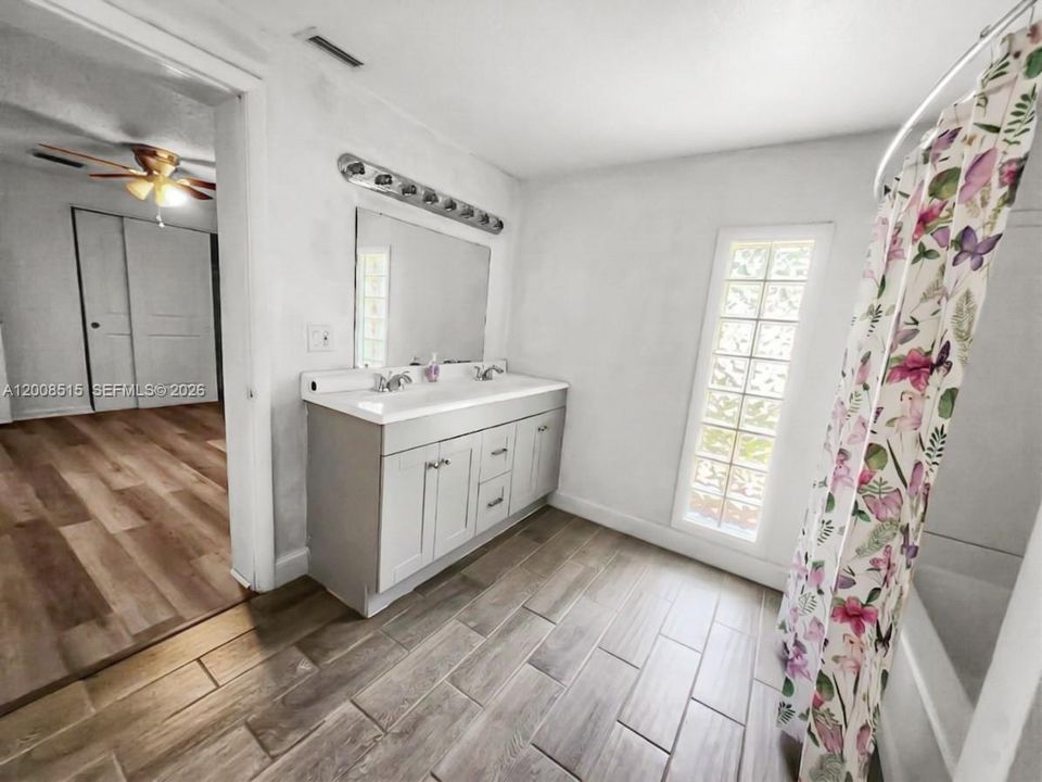 Недавно продано: $195,000 (4 спален, 2 ванн, 1598 Квадратных фут)
