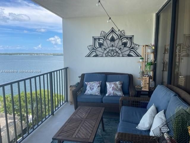 For Sale: $458,000 (1 beds, 2 baths, 868 Square Feet)