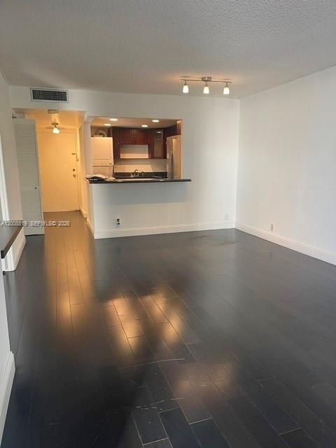 For Sale: $458,000 (1 beds, 2 baths, 868 Square Feet)