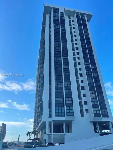 For Sale: $458,000 (1 beds, 2 baths, 868 Square Feet)