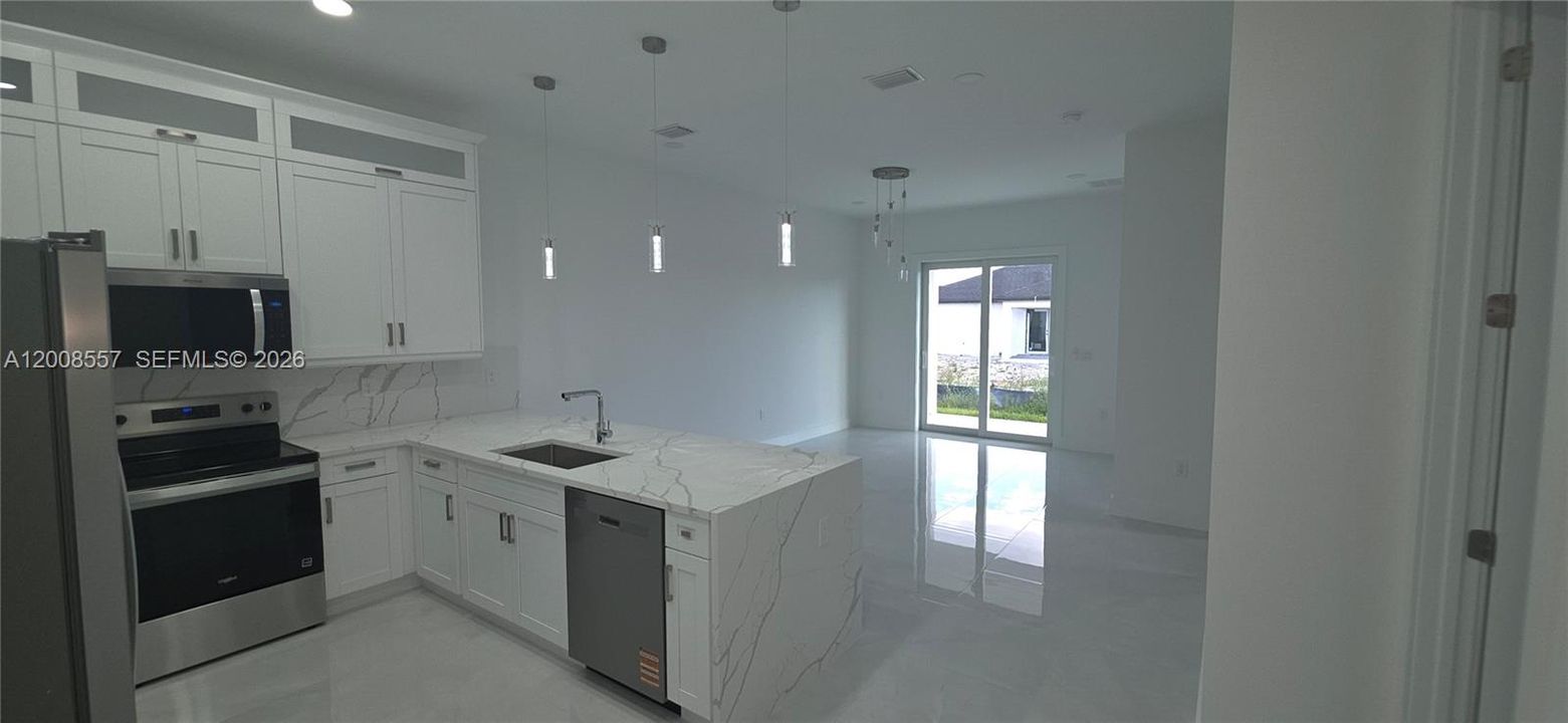 For Rent: $2,000 (6 beds, 4 baths, 1199 Square Feet)