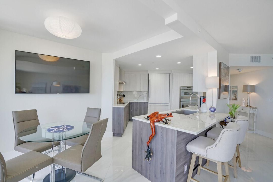 Eat in Kitchen and Snack Bar
