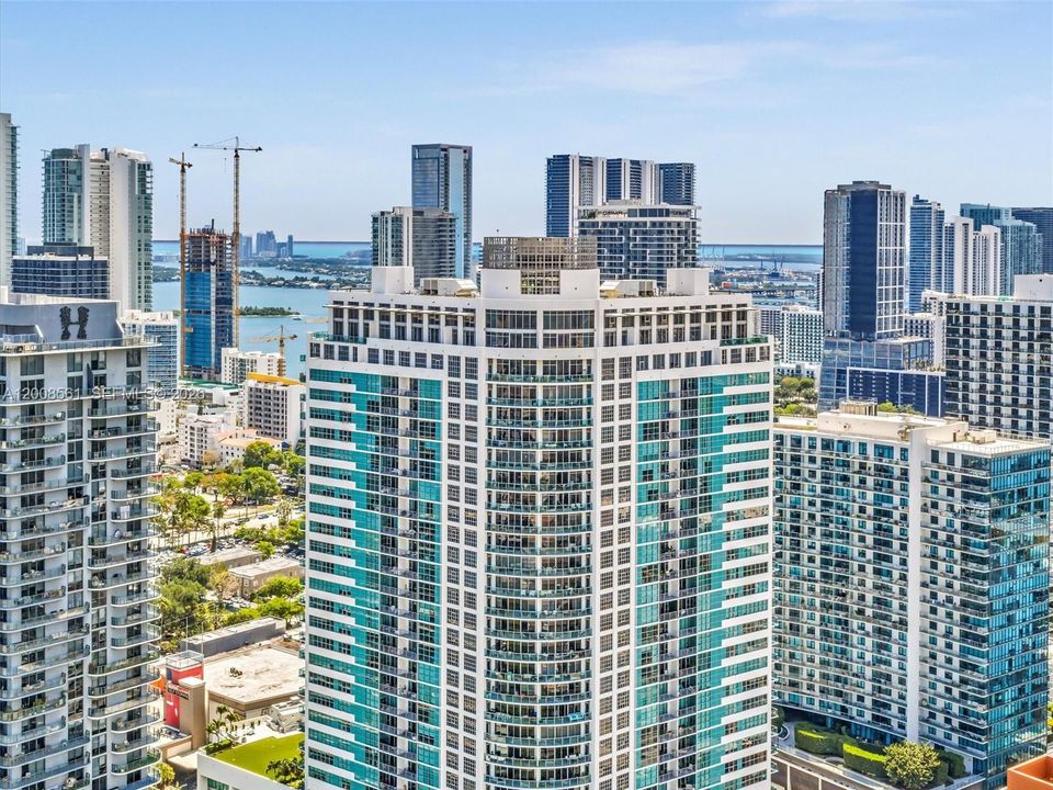 For Sale: $759,000 (1 beds, 2 baths, 1373 Square Feet)