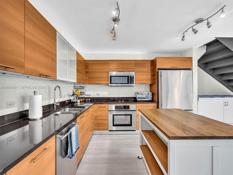 For Sale: $759,000 (1 beds, 2 baths, 1373 Square Feet)