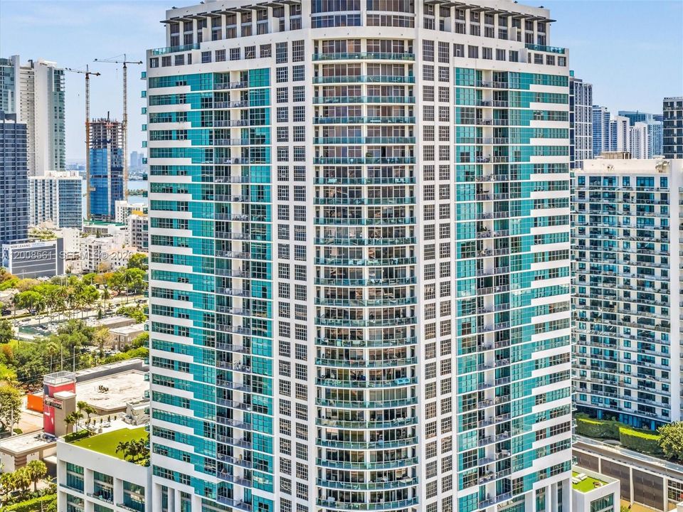 For Sale: $759,000 (1 beds, 2 baths, 1373 Square Feet)