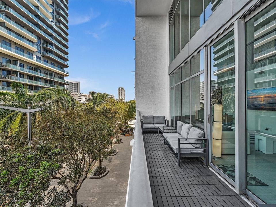 For Sale: $759,000 (1 beds, 2 baths, 1373 Square Feet)