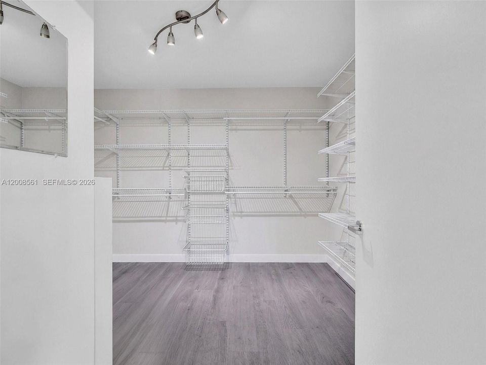 For Sale: $759,000 (1 beds, 2 baths, 1373 Square Feet)