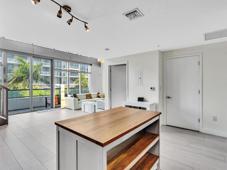 For Sale: $759,000 (1 beds, 2 baths, 1373 Square Feet)
