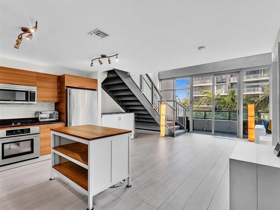 For Sale: $759,000 (1 beds, 2 baths, 1373 Square Feet)