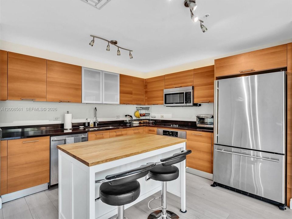 For Sale: $759,000 (1 beds, 2 baths, 1373 Square Feet)