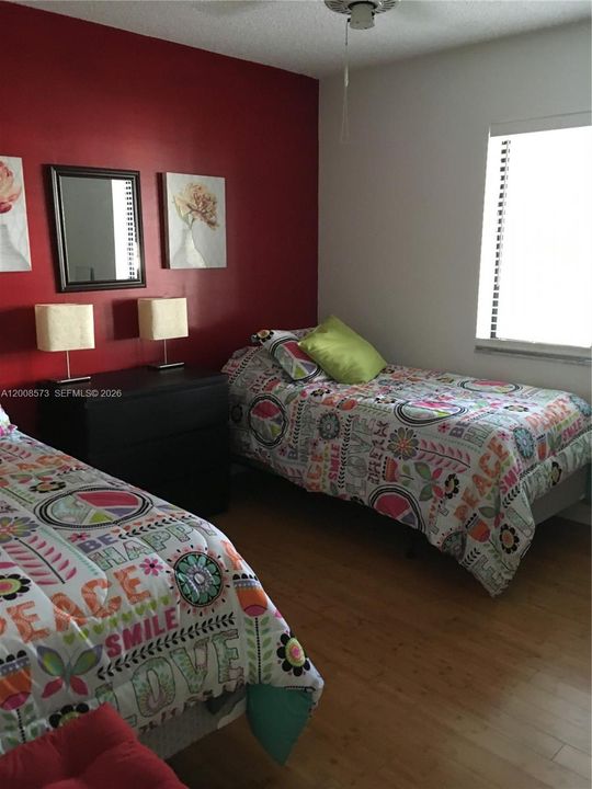 For Sale: $225,000 (2 beds, 2 baths, 1045 Square Feet)