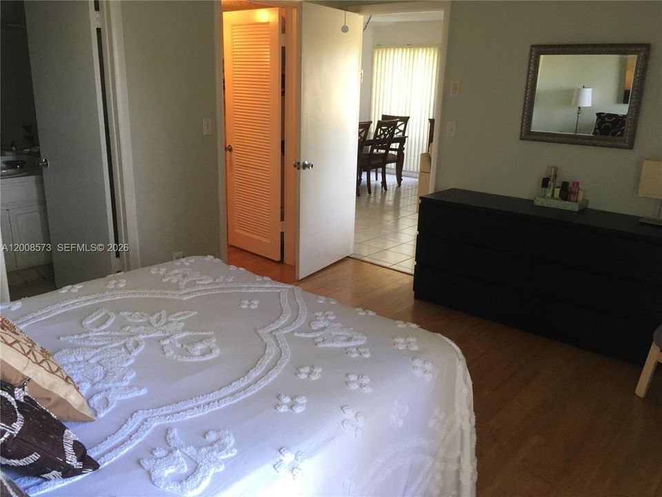 For Sale: $225,000 (2 beds, 2 baths, 1045 Square Feet)