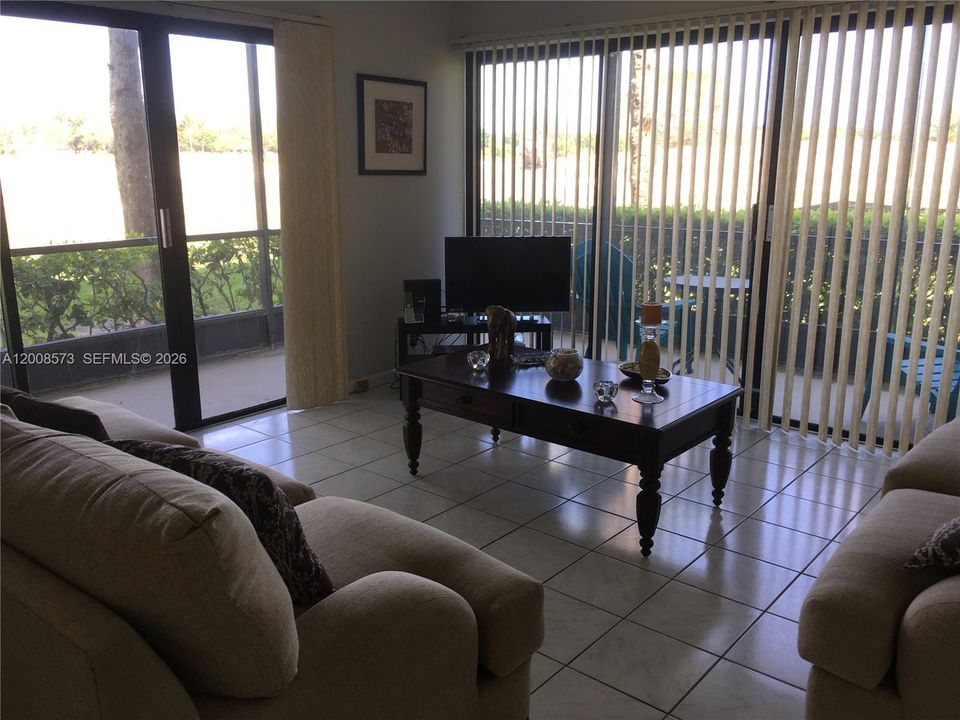 For Sale: $225,000 (2 beds, 2 baths, 1045 Square Feet)