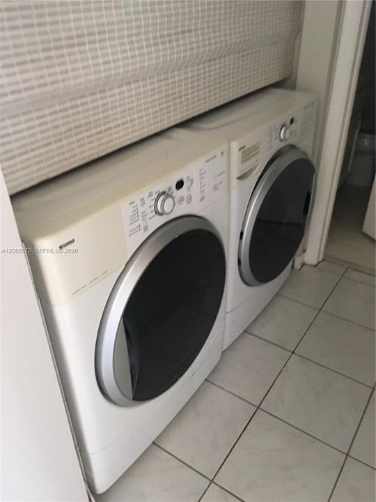 For Sale: $225,000 (2 beds, 2 baths, 1045 Square Feet)