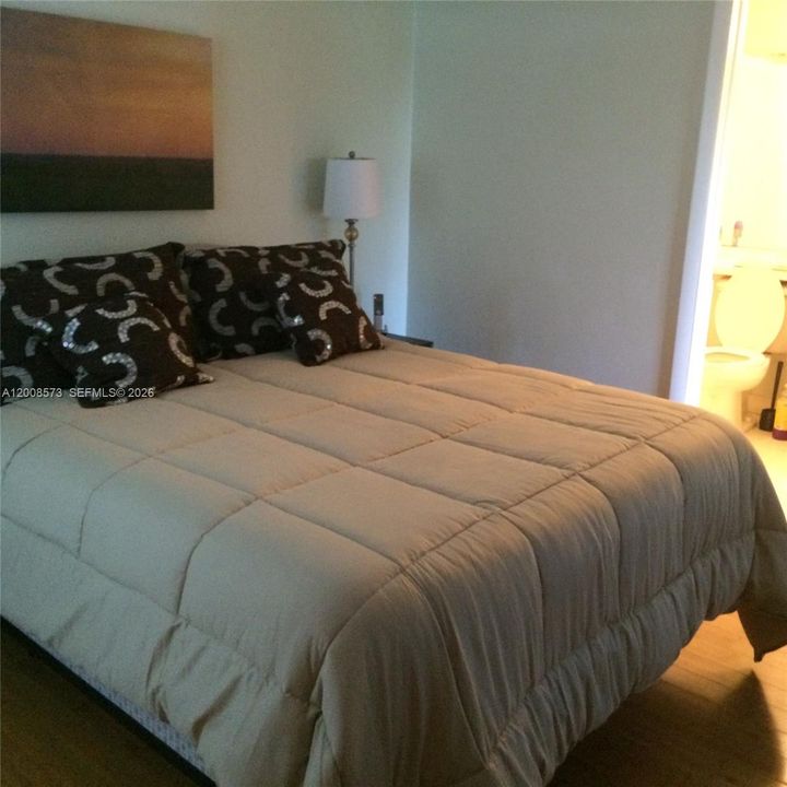 For Sale: $225,000 (2 beds, 2 baths, 1045 Square Feet)