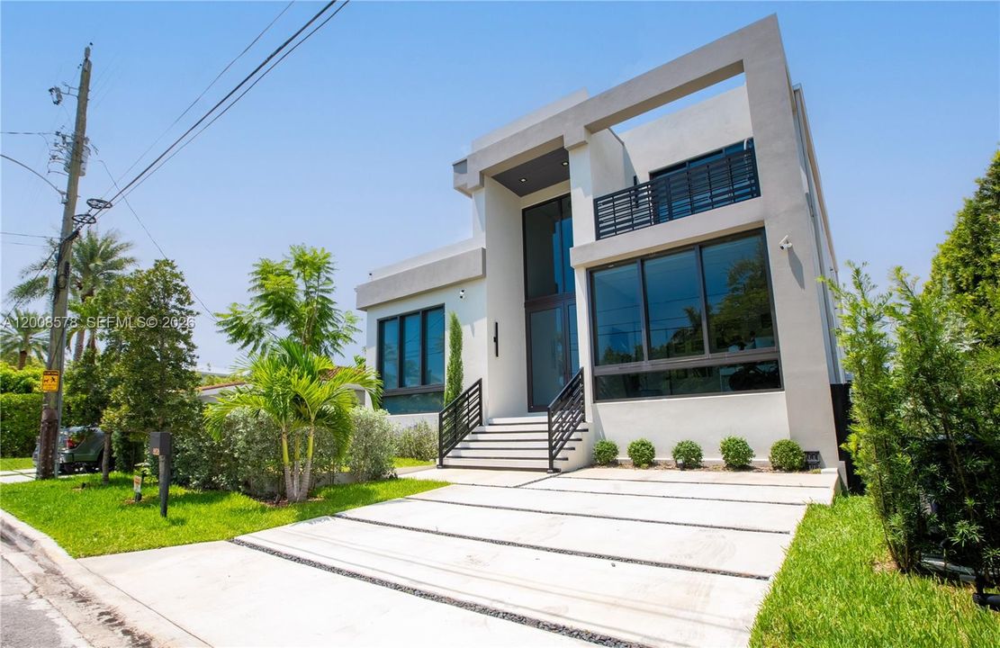 Active With Contract: $3,650,000 (5 beds, 4 baths, 3124 Square Feet)
