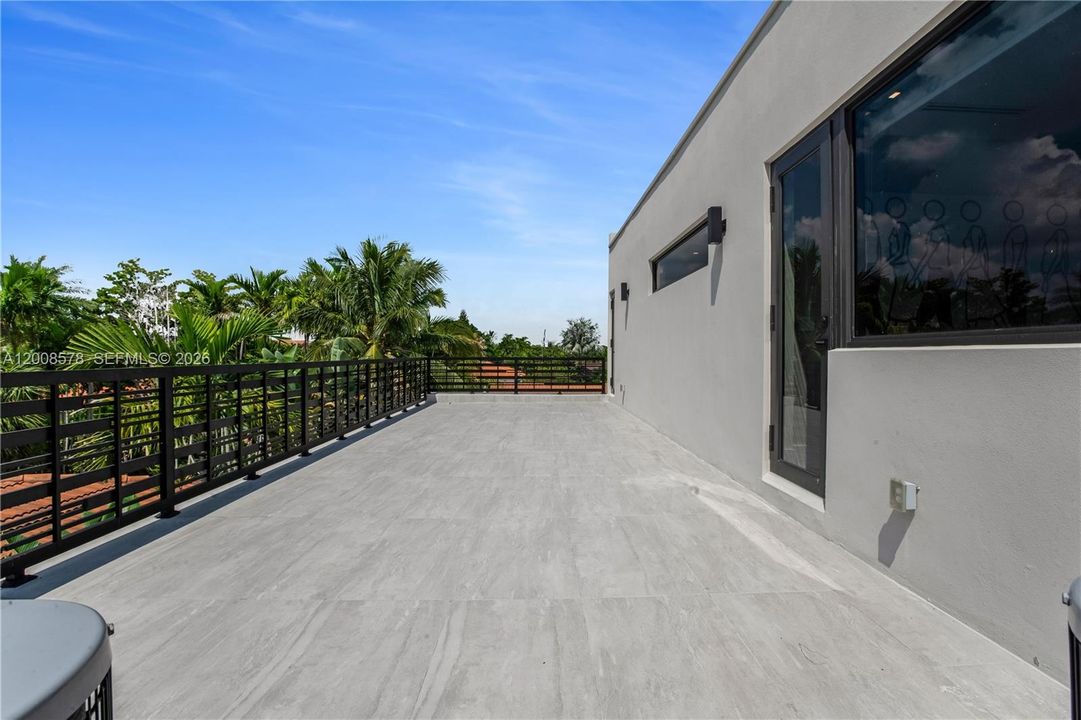 Active With Contract: $3,650,000 (5 beds, 4 baths, 3124 Square Feet)