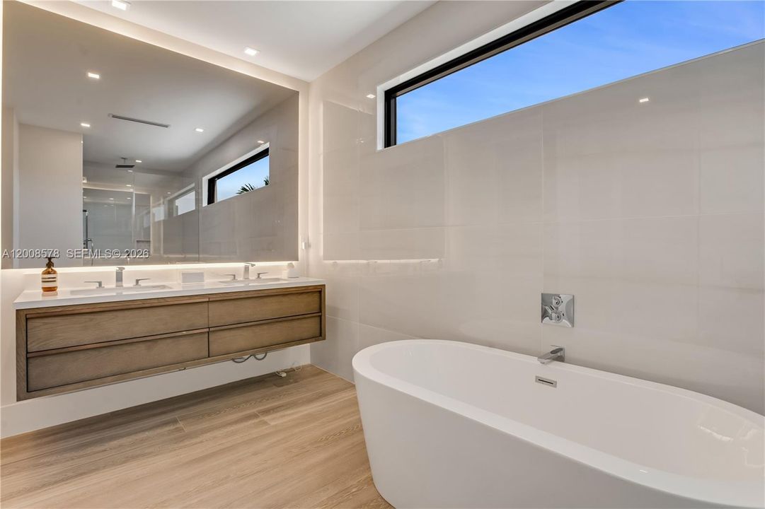 Active With Contract: $3,650,000 (5 beds, 4 baths, 3124 Square Feet)