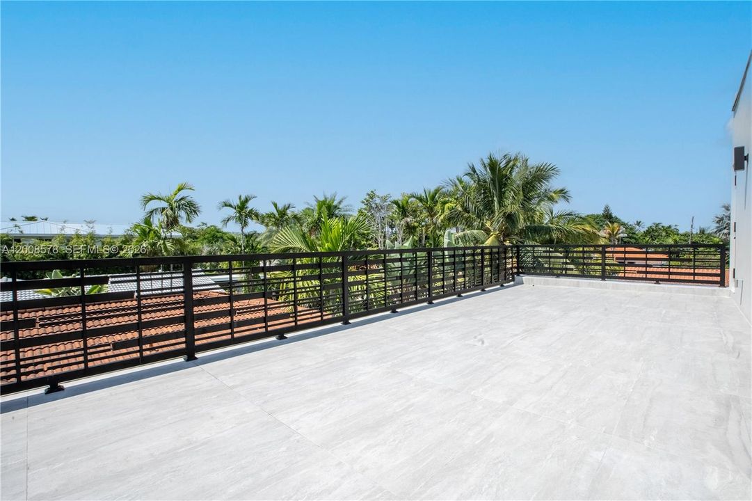 Active With Contract: $3,650,000 (5 beds, 4 baths, 3124 Square Feet)