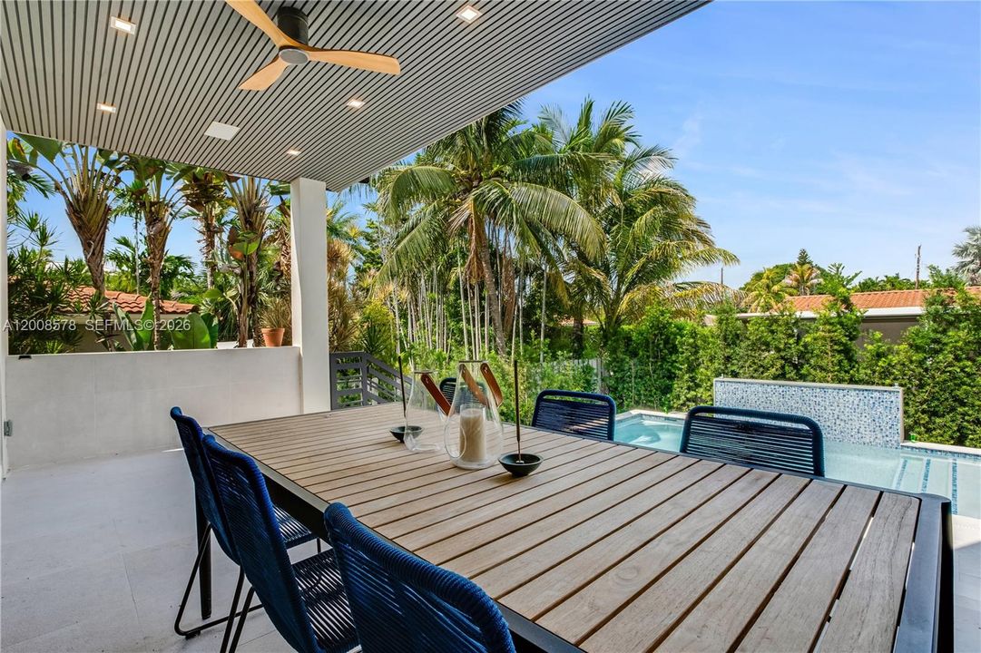 Active With Contract: $3,650,000 (5 beds, 4 baths, 3124 Square Feet)