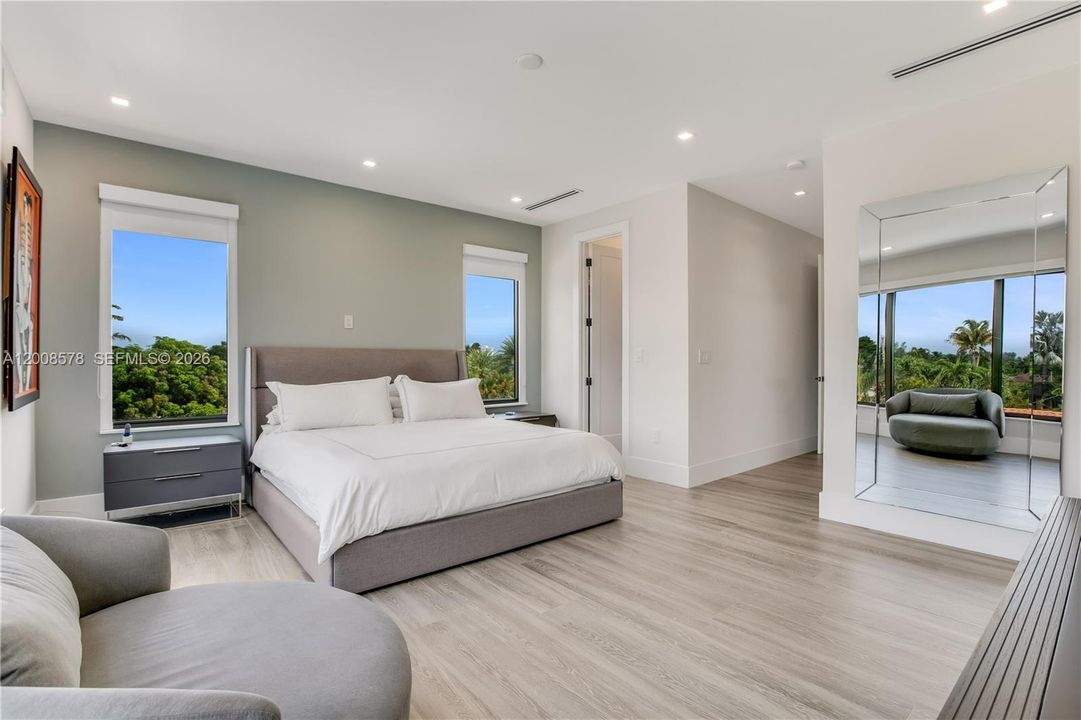 Active With Contract: $3,650,000 (5 beds, 4 baths, 3124 Square Feet)