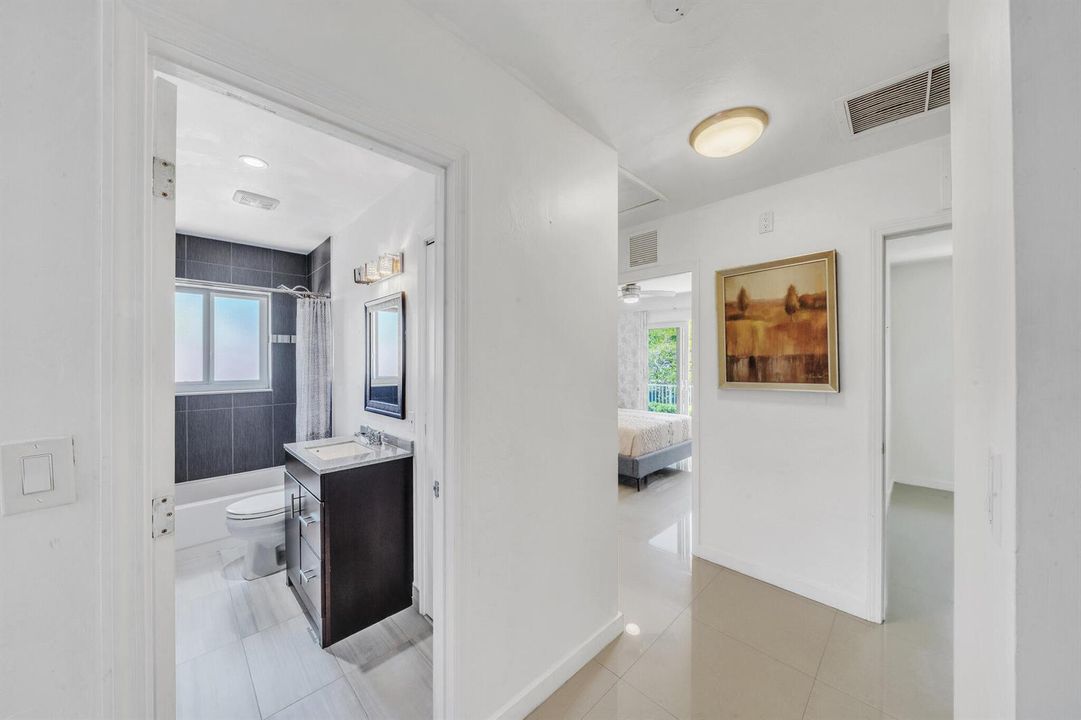 25 Guest Bathroom (1)