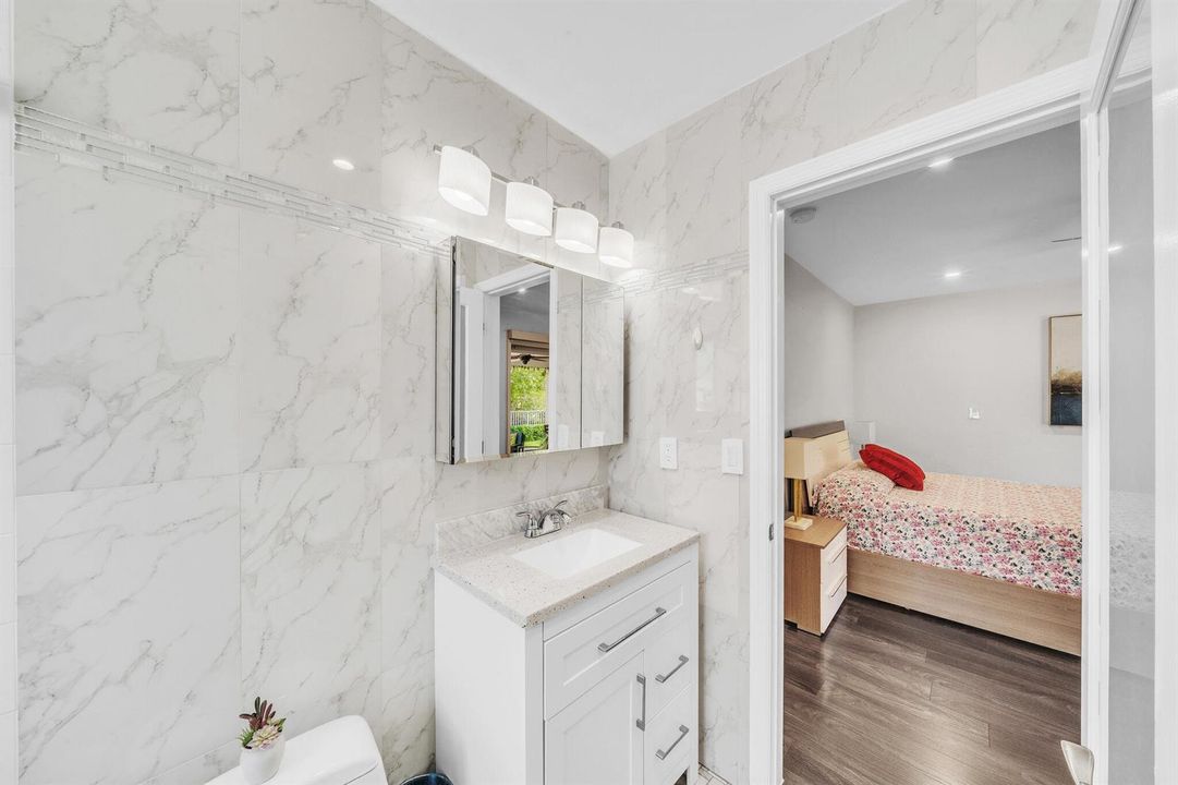 12 3293 Primary Bathroom (2)