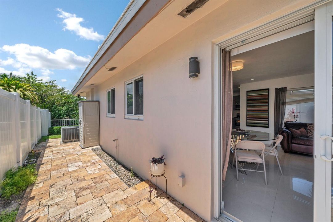 19 3291 Sideyard (2)