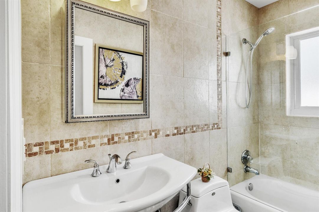 7 3293 Guest Bathroom (1)