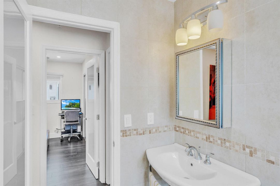 7 3293 Guest Bathroom (3)