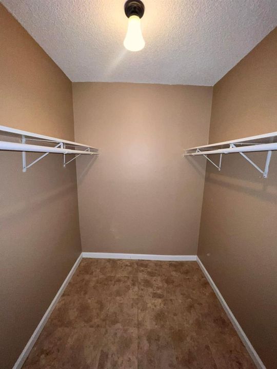 Walk Closet