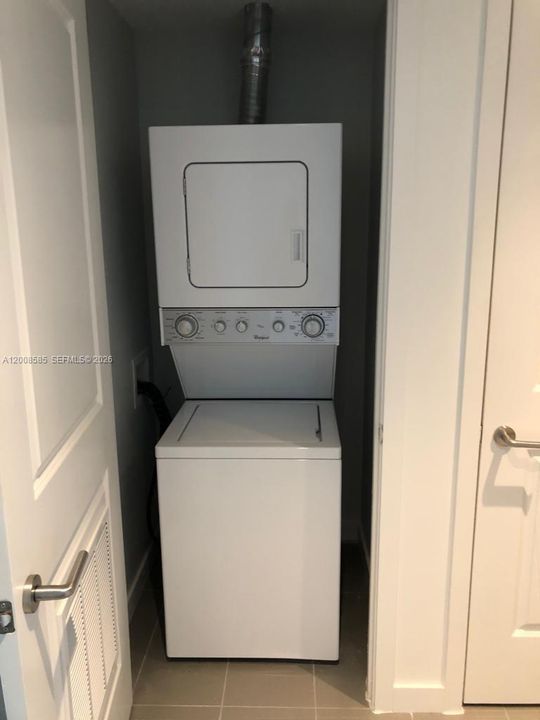 For Sale: $470,000 (1 beds, 1 baths, 857 Square Feet)